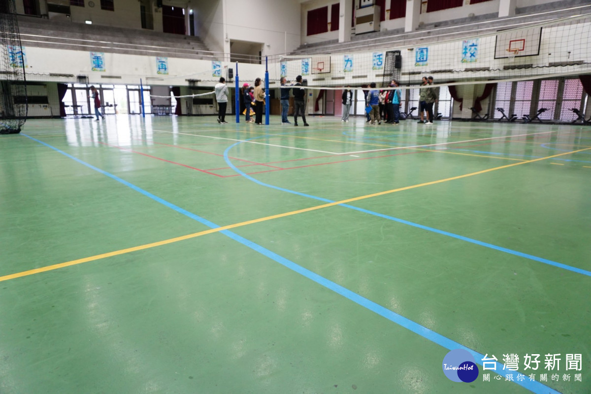 潭秀國中活動中心現況PU水泥鋪面沒有彈性,容易造成球員膝蓋運動傷害。