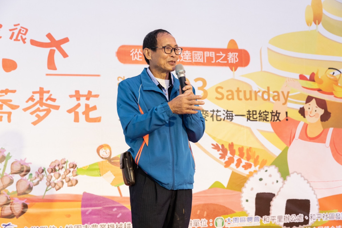 桃園市農業機械耕作服務協會理事長陳燕卿推廣蕎麥種植。
