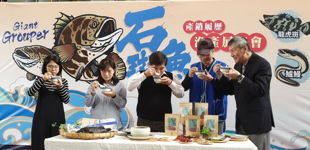 臺北魚市產銷履歷漁產展售會系列活動(左起) 行政院農業委員會漁業署市場行銷科王家瑋、行政院農業委員會漁業署市場行銷科科長林緣珠、臺北漁產運銷(股)公司副總經理王維偉、臺北漁產運銷(股)公司營業部經理李俊德、台北迪化商圈發展促進會理事長徐慶棋。