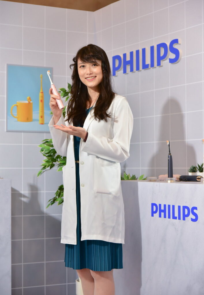 美女牙醫師潘雅萍和大家分享維持口腔健康以及牙齒保健知識。(照片_荷蘭皇家飛利浦提供)