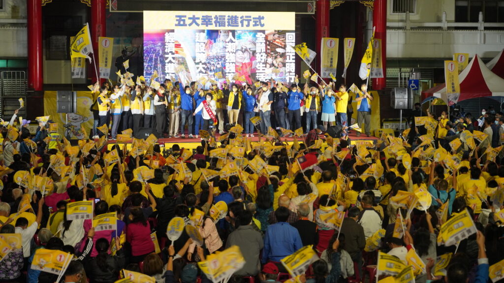 嘉義市長候選人黃敏惠今(3)日晚間7時,也在嘉義市東區的九華山地藏庵,舉辦一場「感謝有您‧幸福+1」晚會。現場邀請到立法委員鄭麗文、台北市議員王鴻薇、知名演員鳥來嬤等人輪番上台推薦,晚會現場湧入超過千名「勇媽」支持者,凍蒜聲震天。