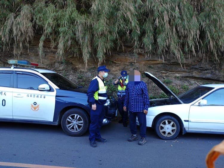 ▲員警協助民眾修護拋錨車輛 (圖/苗栗縣警察局 提供)