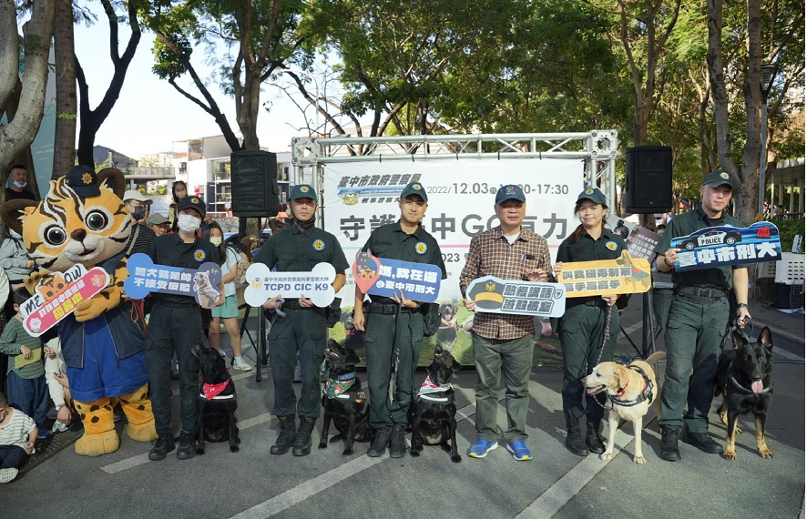 ▲中警局刑警大隊於草悟道舉辦「守護臺中GO力平安」警犬桌曆義賣活動 (圖/台中市警察局 提供)