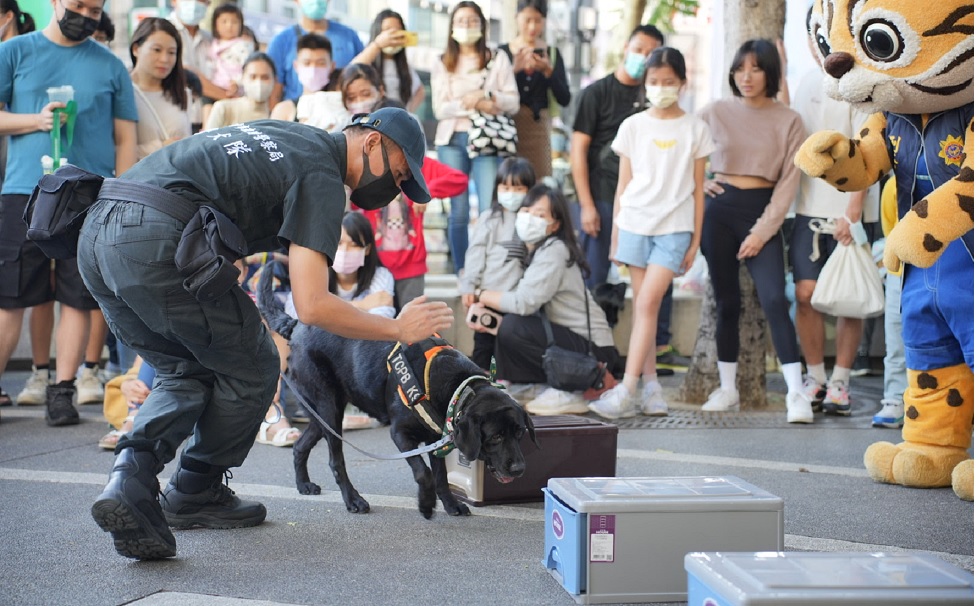 ▲警犬於現場示範毒品與爆裂物嗅聞辨識,民眾掌聲連連 (圖/台中市警察局 提供)