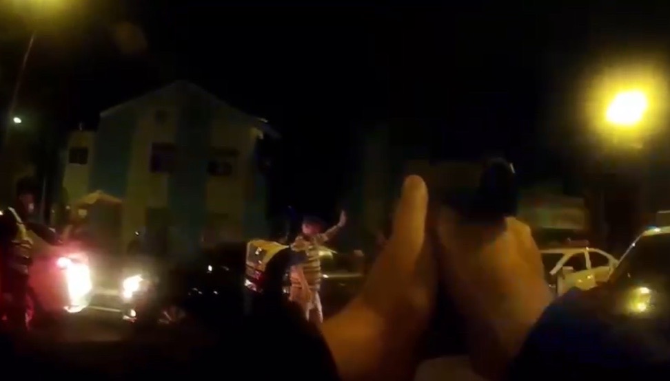 警方開槍攔查周男車輛,並當場壓制帶回偵辦。(記者徐煜勝翻攝)