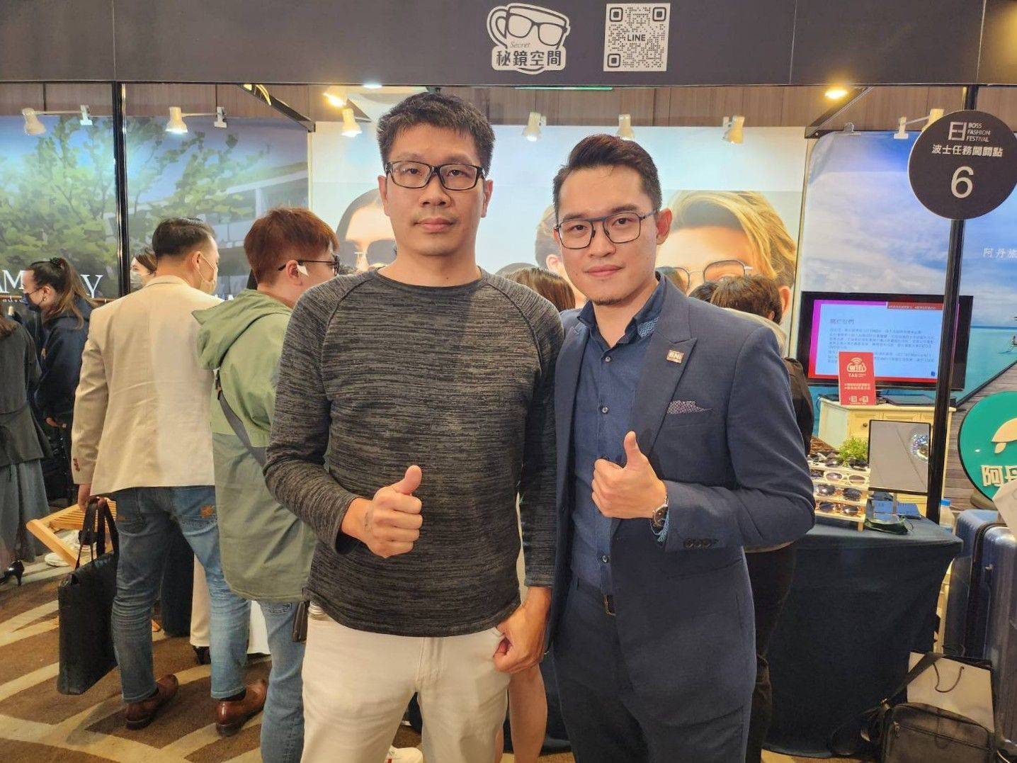 祕鏡空間總監林裕峯(圖右),希望客戶可以用喝一杯咖啡的時間來感受每副眼鏡的工藝設計。(記者趙靜姸攝)