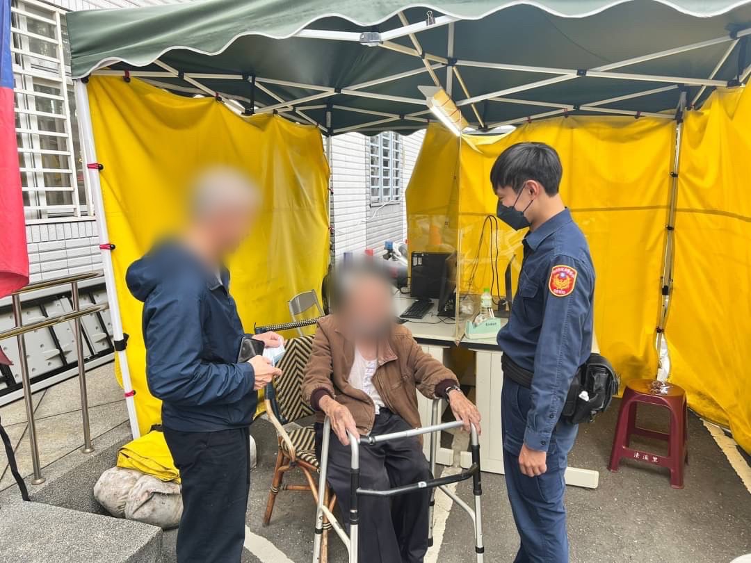 土城警調電眼助翁與子團圓。(記者徐煜勝翻攝)