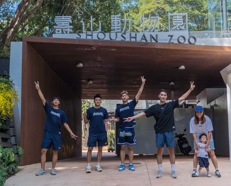 漾新聞|高雄全家海神職業籃球隊化身一日保育員 跨域合作照養動物
