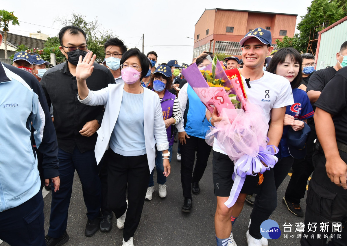 三鐵冠軍好手伊登訪問彰化,埔鹽順澤宮參拜還願。圖/彰化縣政府提供