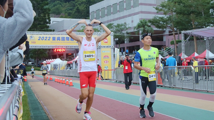 冠汝刷新女子 24 小時全國紀錄 東吳超馬再揚天地正氣