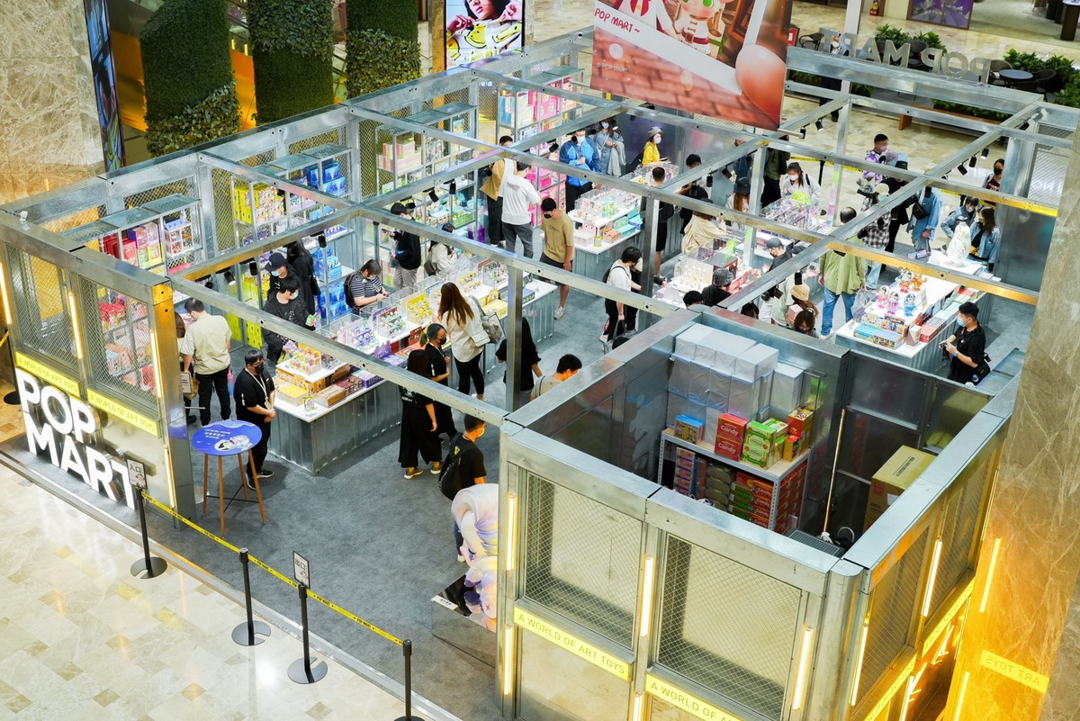 台南南紡店占地逾40坪，整體店面設計以透明、金屬材質為主要元素，結合未來感與工業風，吸睛度破表。