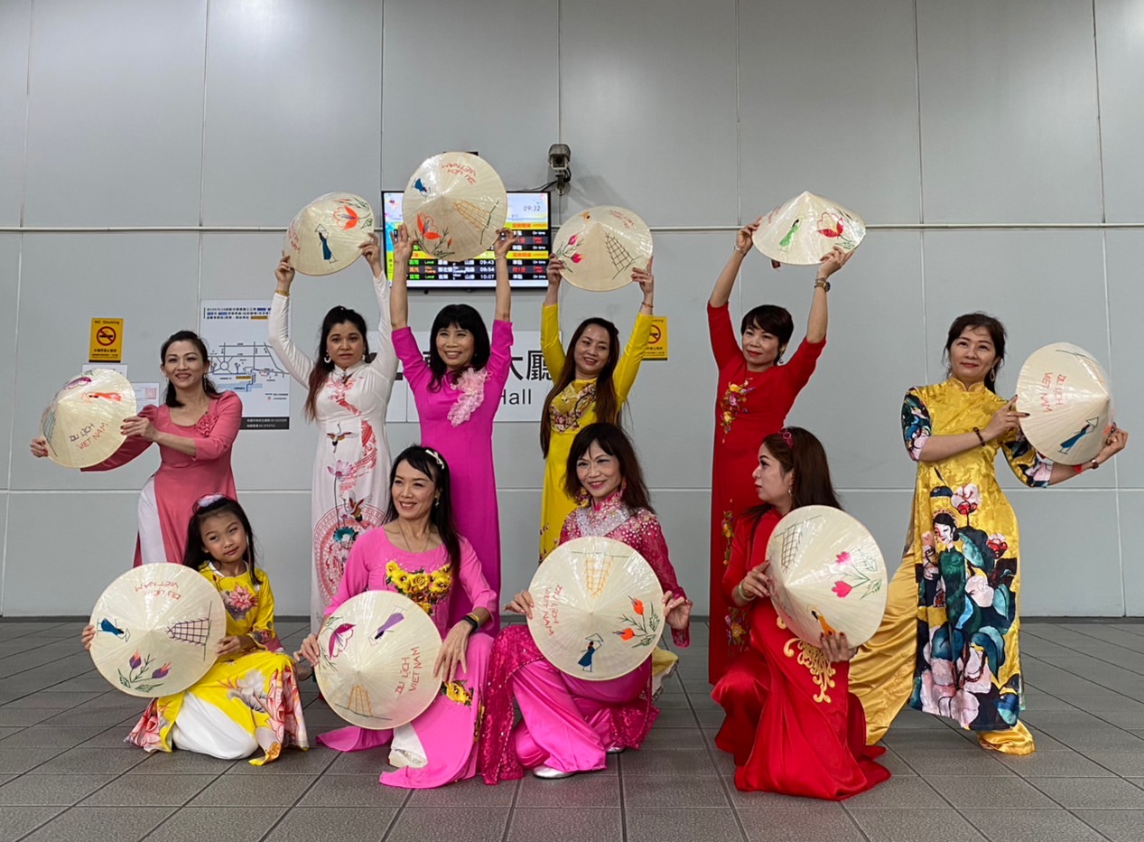為宣傳12/10移民節,桃園市新移民女性關懷協會在桃園火車站快閃越南斗笠舞。(記者宋紹誠翻攝)