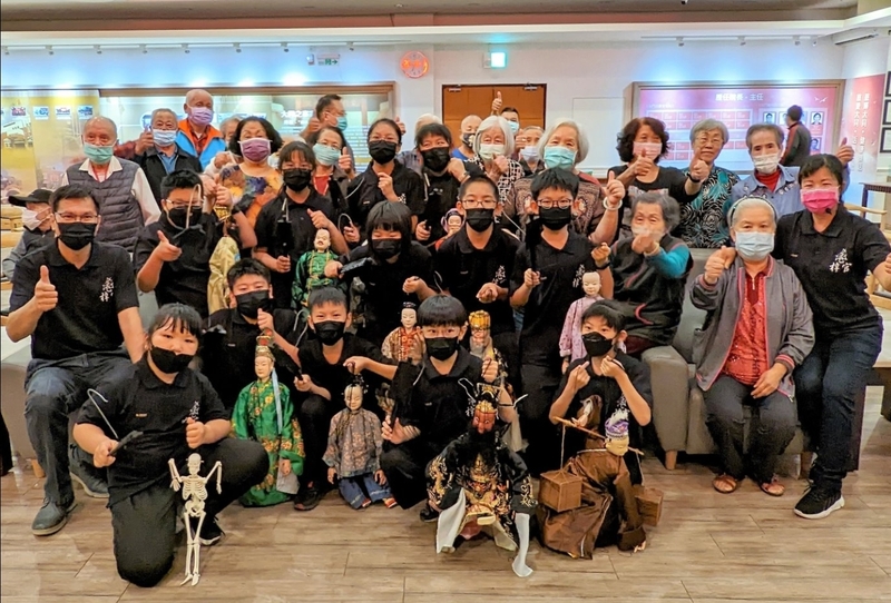 漾新聞|梓官國小傀儡戲團金門公益演出 教長輩操偶體驗祖孫情
