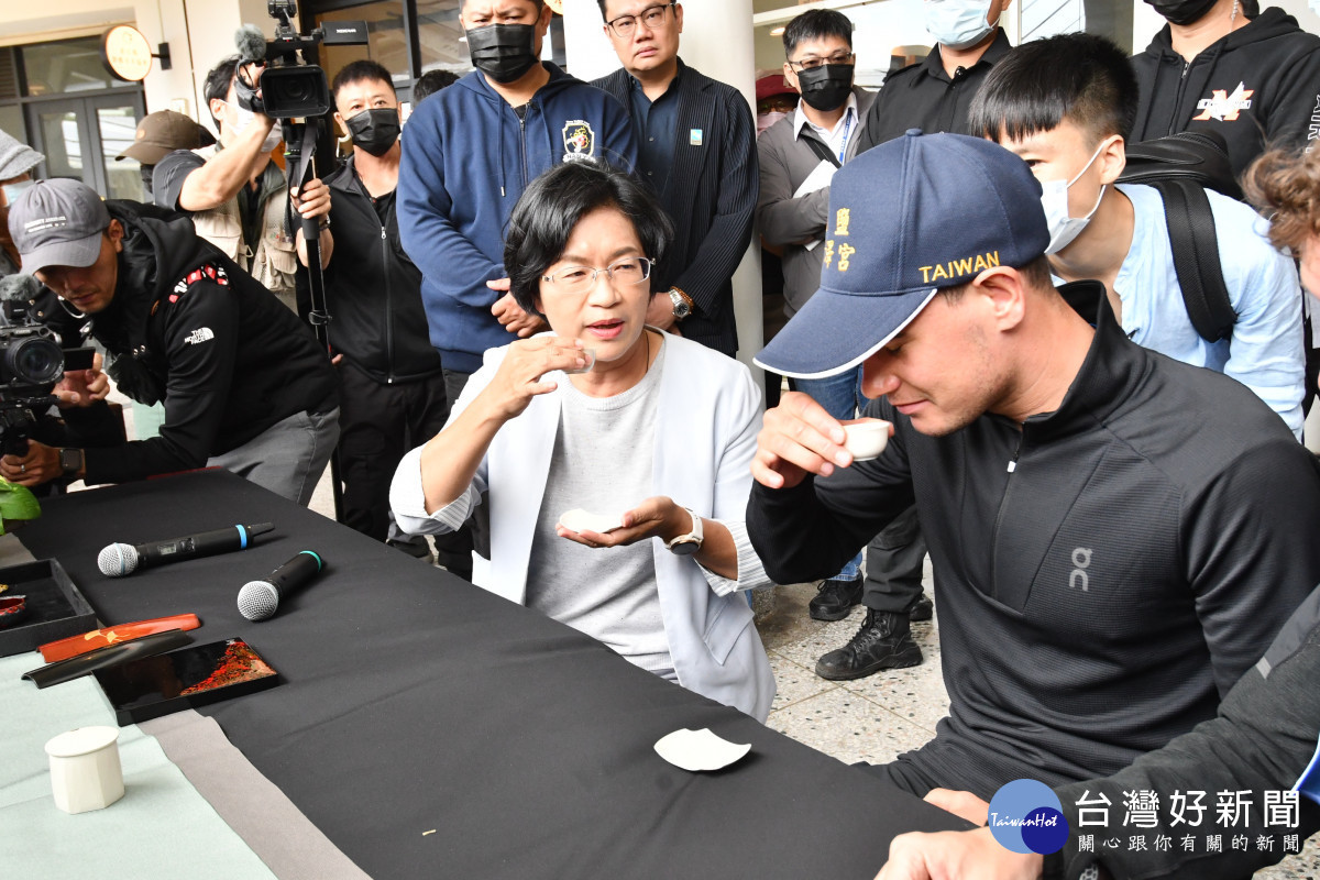 三鐵冠軍伊登擔任彰化觀光大使,參訪彰化卦山村生活美學聚落與縣長王惠美一起品茶。圖/記者鄧富珍攝