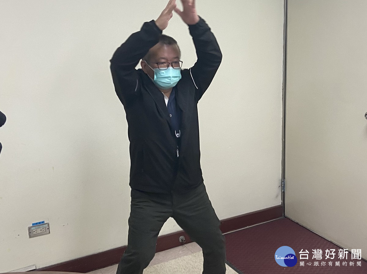 陳先生對答如流、行動自如,現場示範開合跳