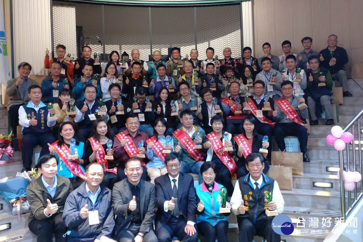 桃園市政府環保局環境清潔稽查大隊桃園區中隊長吳小萬,榮獲111年全國模範清潔隊長。<br /><br />