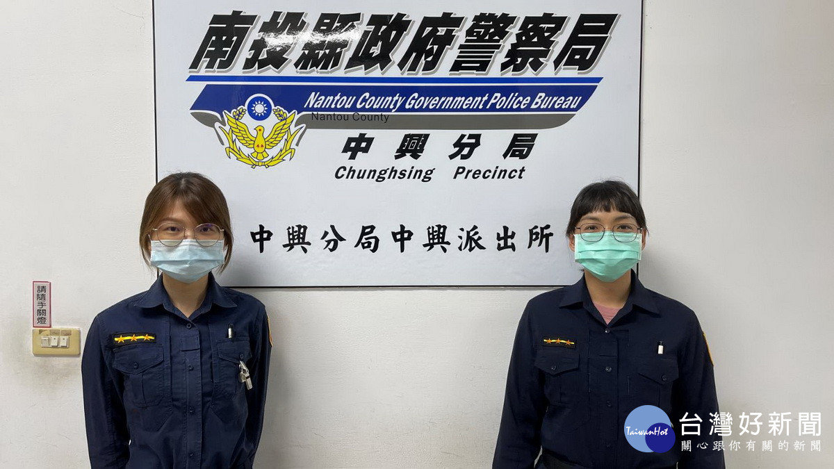 兩位暖心女警林萱芸(左)、梁莉捐。(中興分局提供)