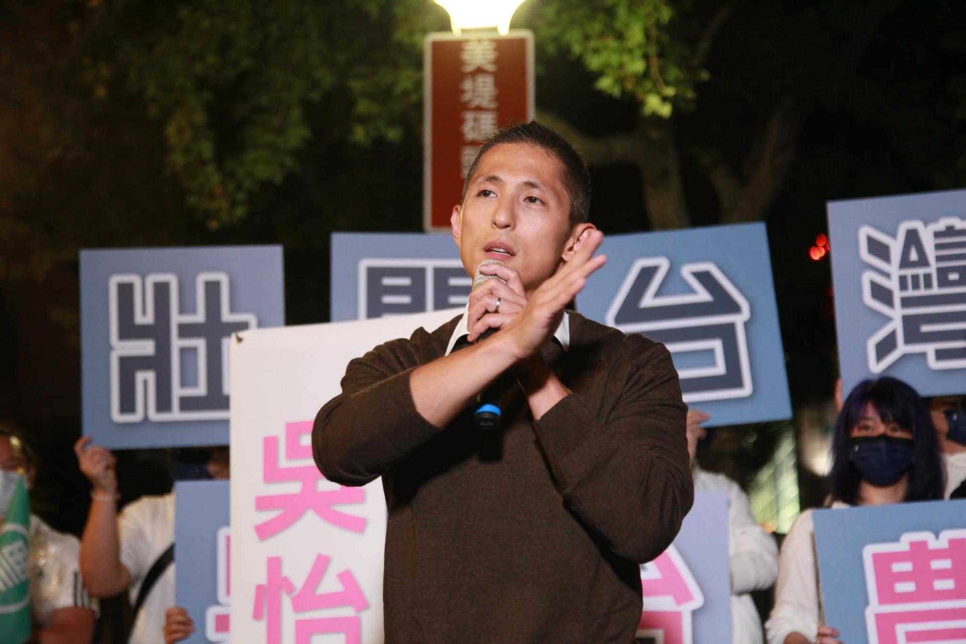 吳怡農左手無名指戴婚戒,大方認今年10月已登記結婚,「老婆是圈外人」。翻攝吳怡農臉書