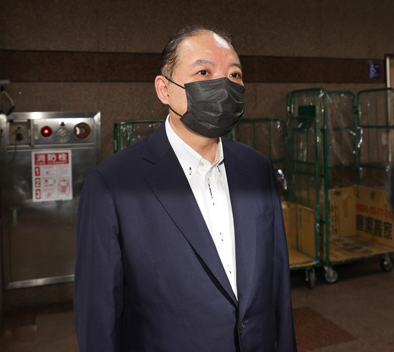 黃承國5日表示,大家都在黨內找戰犯,他也絕對不是戰犯,「但如果我的承擔可以讓黨繼續往前走,我可以承擔」。圖為他11月30日出席民進黨中常會/中央社