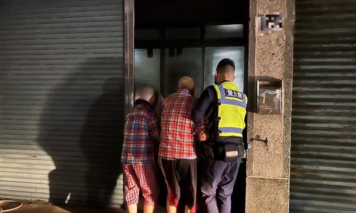 8旬老翁清晨抱「棉被」杵在路旁  頭份警積極協助返家