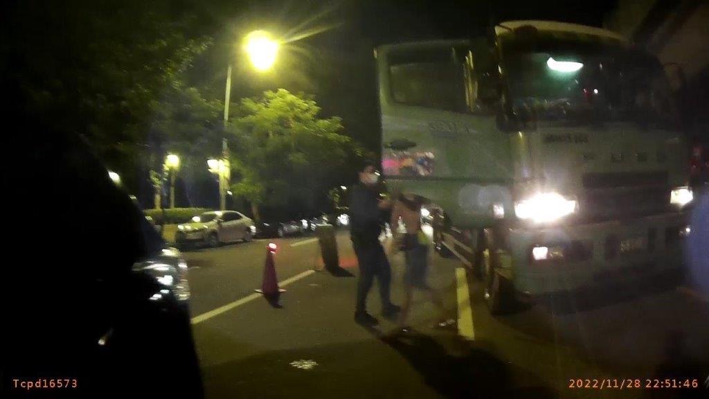 鄭男以「尿遁」方式欲躲避警方查緝。