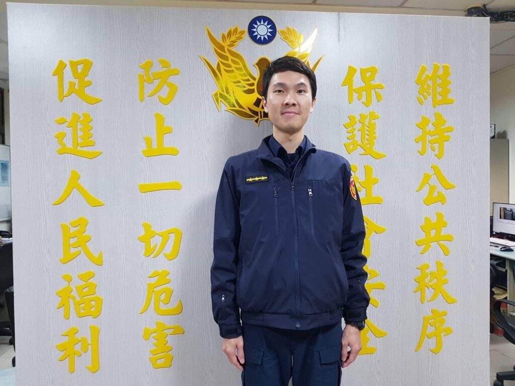 士林分局溪山派出所警員吳孟哲熱心協助照護受傷阿伯並載送返家休息