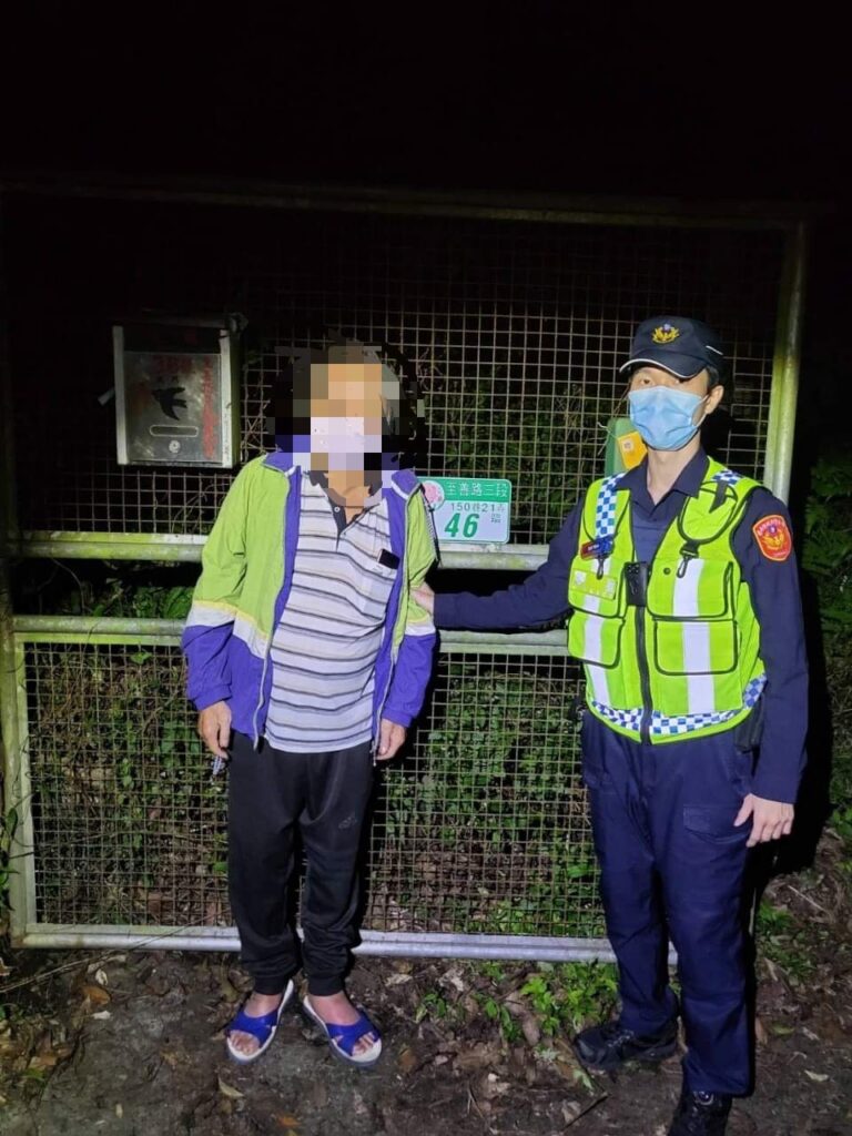 士林分局溪山派出所警員吳孟哲熱心協助照護受傷阿伯並載送返家休息