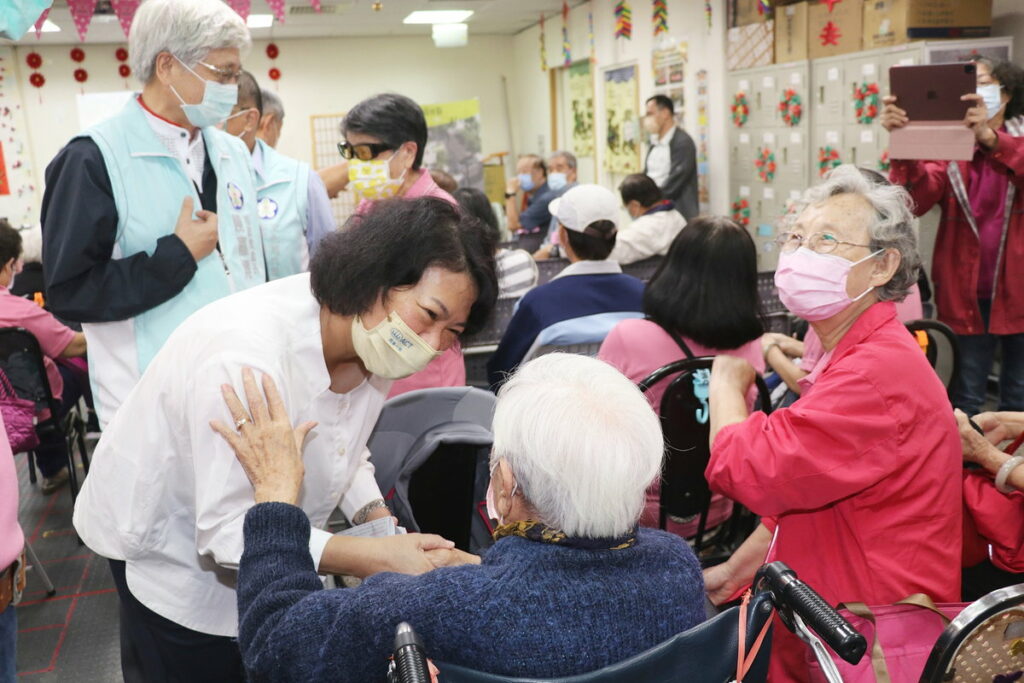 市長親切地與長者打招呼
