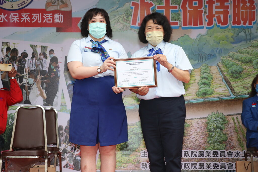 女童軍總會周韻采理事長頒世界女童軍亞太區傑出地區領袖領導獎給黃敏惠市長