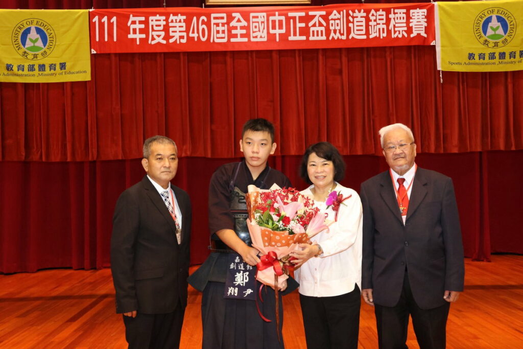 嘉義高中劍道選手鄭翔尹送上花束