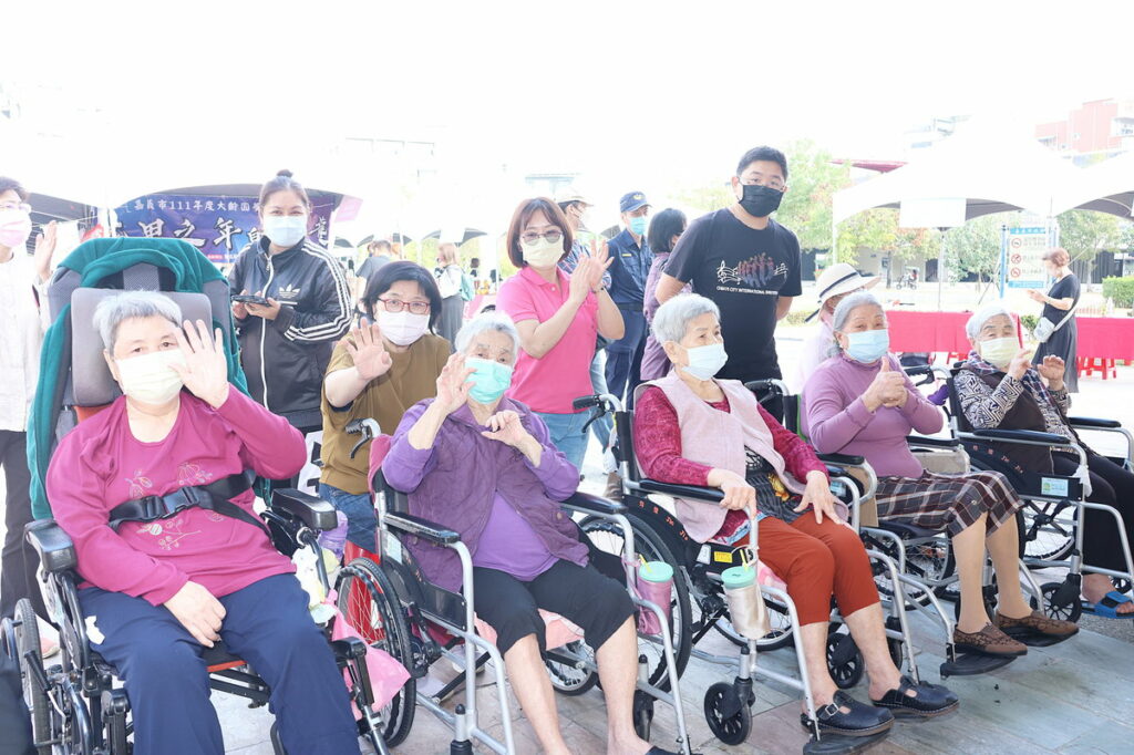 許多長輩一同參與活動