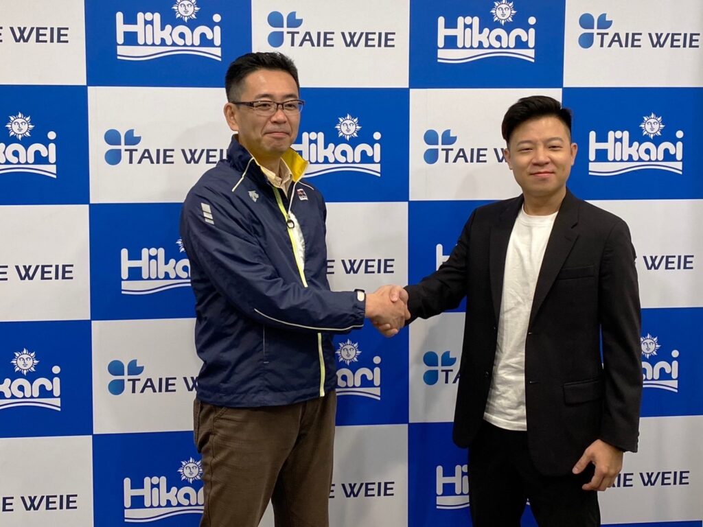 日本知名飼料品牌Hikari執行長 原田氏 與台灣總代理 泰韋企業有限公司 陳奕維 總經理 會後握手合影