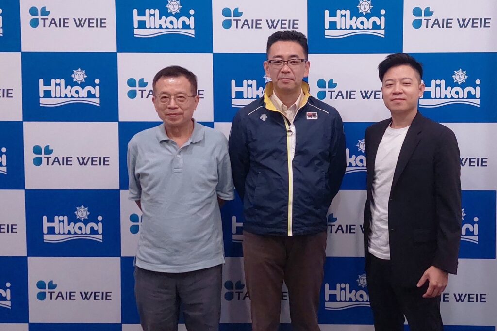 左為台灣總代理泰韋企業有限公司 負責人 陳啟得,中為Hikari執行長 原田氏,右為泰韋企業有限公司 總經理 陳奕維
