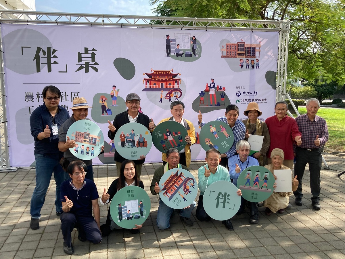 工藝中心主任(前右3)、水保局代表王智瑋科長(後右4)與社區代表們共同合影。（圖/工藝中心提供）