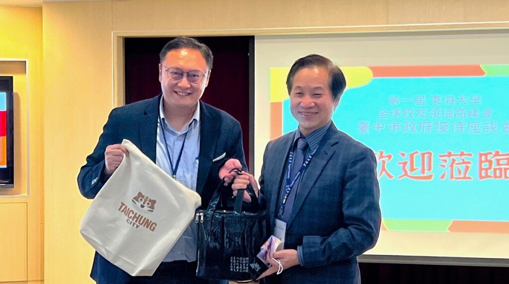 東海大學校長張國恩(右)送東海鮮乳給臺中市府,左為新聞局長鄭照新。(圖/東海大學提供)