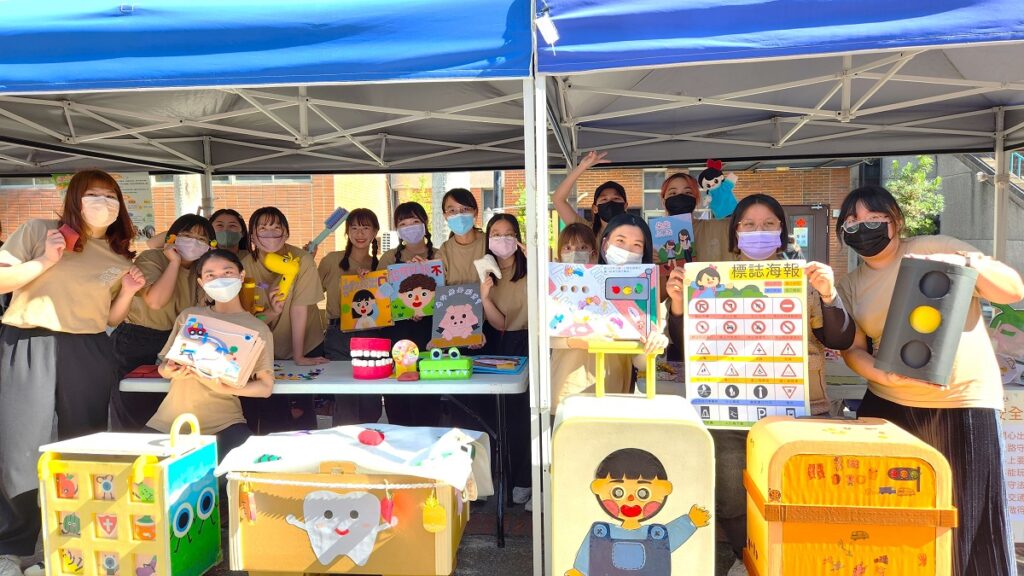靜態展﹤箱走就走﹥參與學生合影。(圖/陳惠玲攝影)