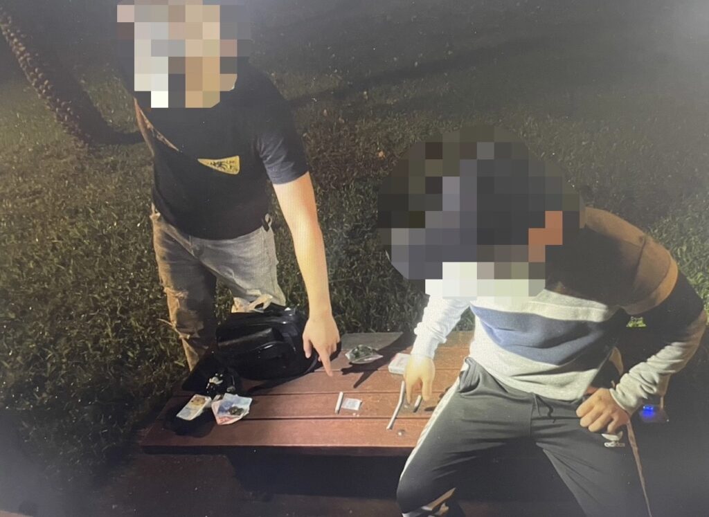警方現場扣押K他命1包及摻有K他命香菸。