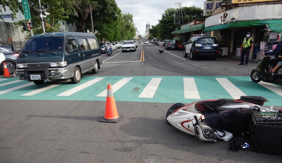 ▲林姓外送員打滑摔車路中,員警到場發現一大灘油漬有貓膩 (圖/台中市警察局 提供)