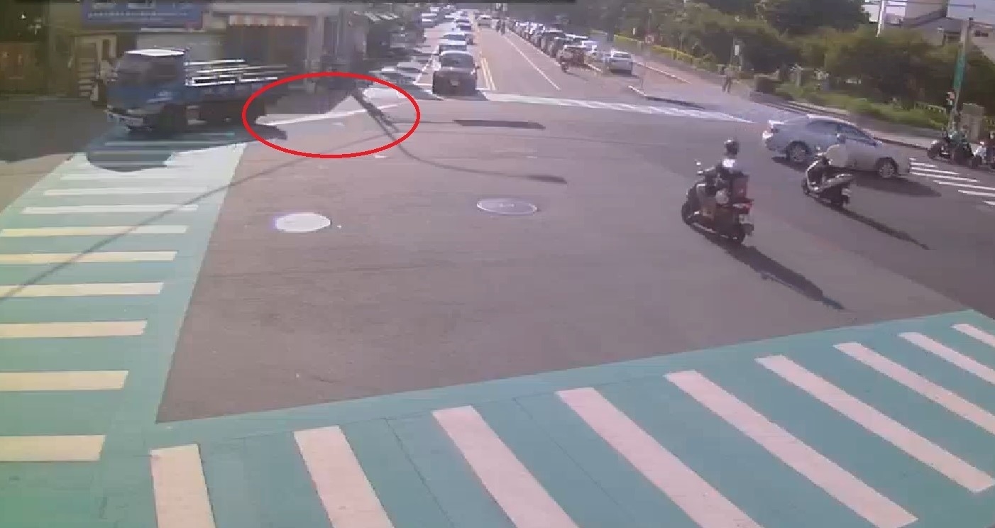 ▲員警調閱路口監視器,找到後車斗滲漏路面油漬的貨車 (圖/台中市警察局 提供)