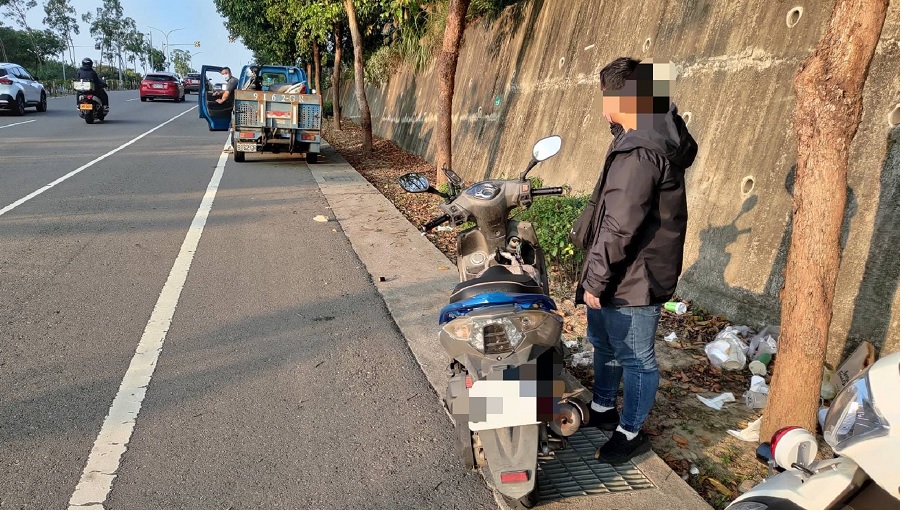▲男大生返校途中機車拋錨,巧遇值勤員警關心協助 (圖/台中大甲分局 提供)