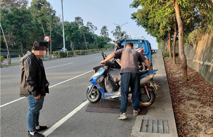 ▲員警聯繫機車行前來載運該機車進行維修 (圖/台中大甲分局 提供)