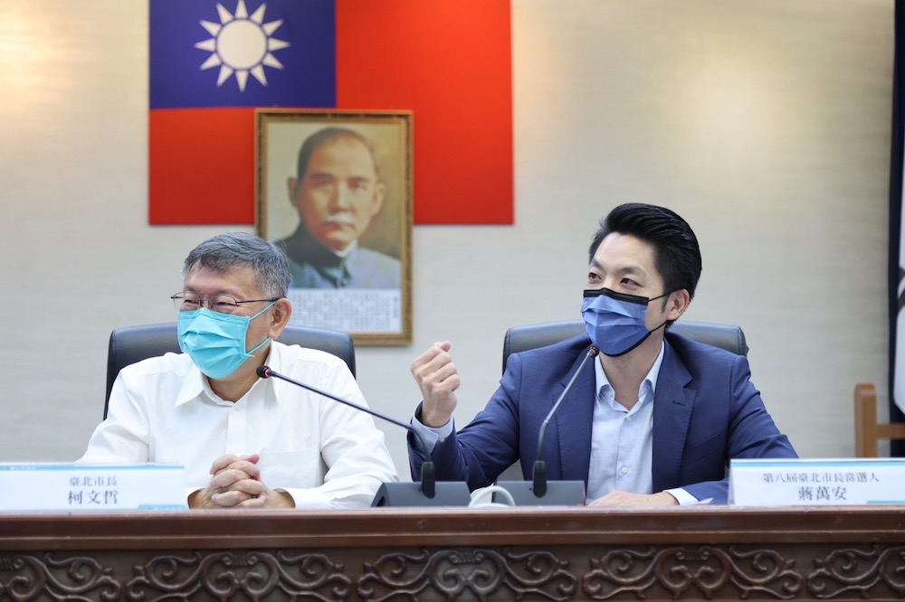台北市長當選人蔣萬安5日上午赴台北市政府，與台北市長柯文哲召開「台北市政交流暨交接討論會」。蔣以煮飯比喻，妙回外界好奇的小內閣名單疑問。