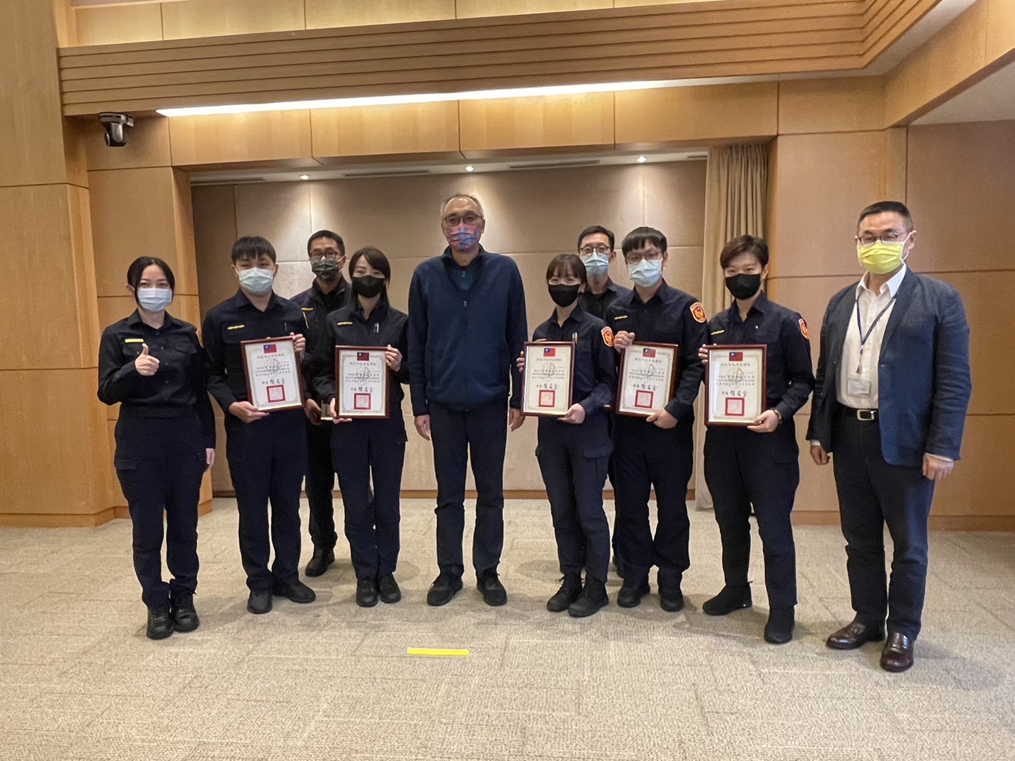 新北市副市長謝政達頒發「高風險家庭安全網服務獎」給相關有功人員,新北市警察局共七人獲獎。(記者楊國域翻攝)