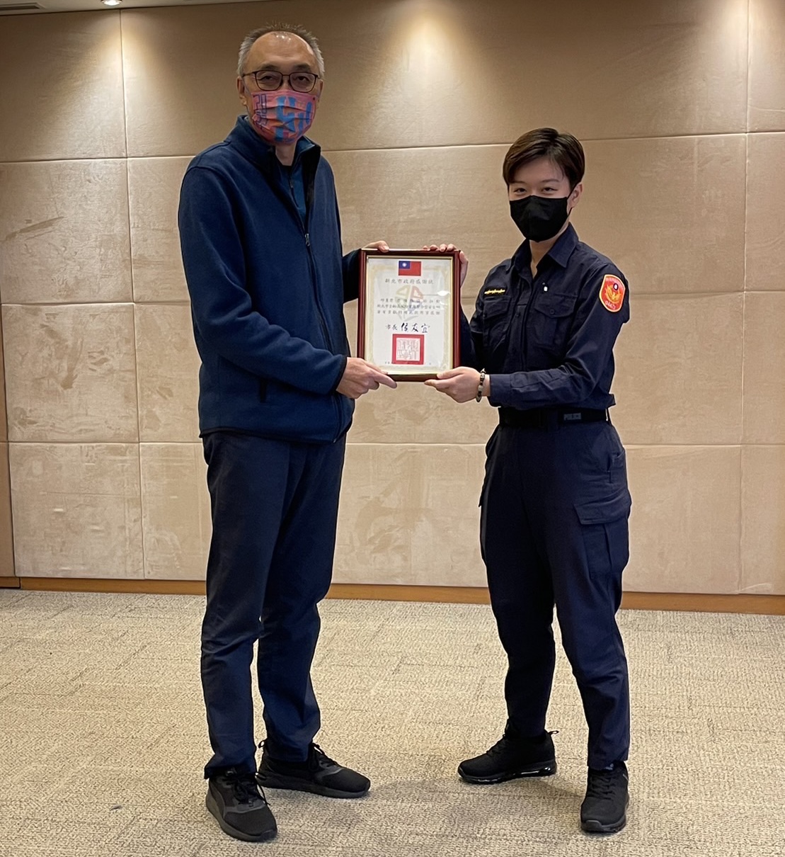 新北市副市長謝政達頒獎給新莊分局員警邱薏君。(記者楊國域翻攝)