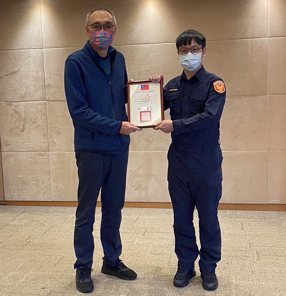 新北市副市長謝政達頒獎給汐止分局員警林品宏。(記者楊國域翻攝)