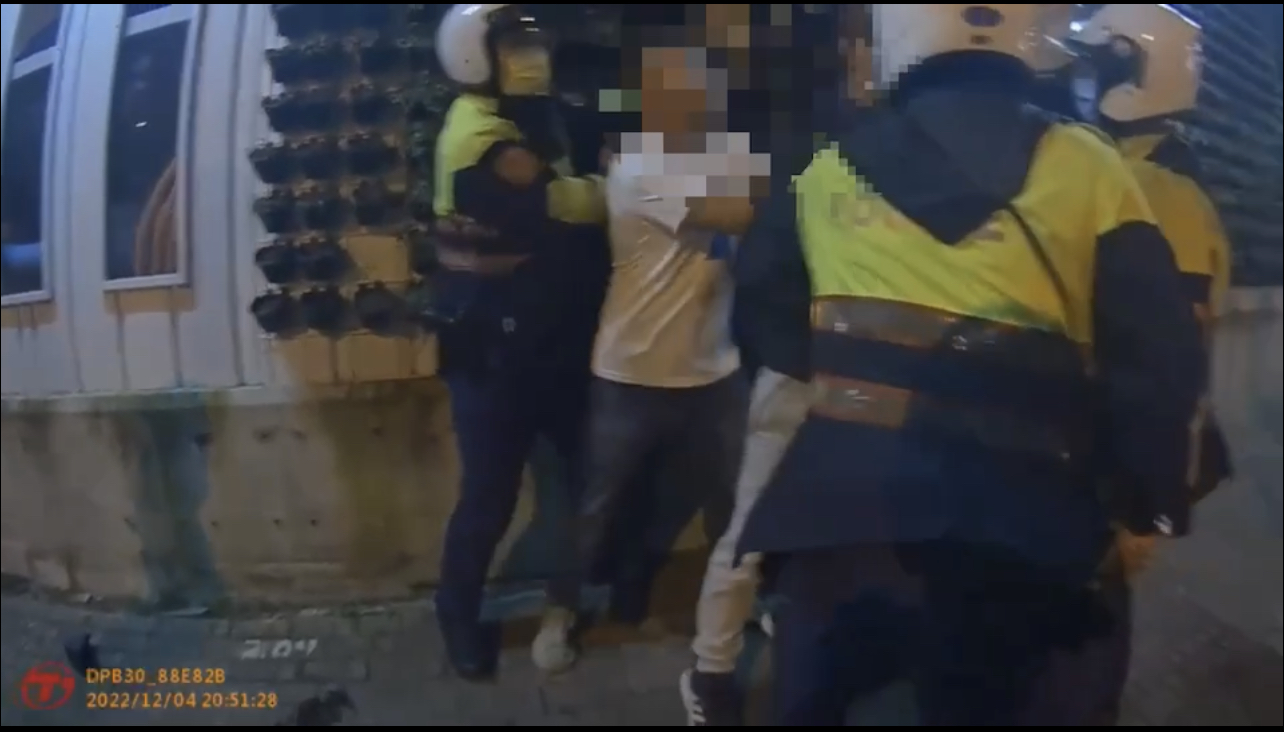 陣頭成員與警方發生推擠。(記者戴昱弘翻攝)