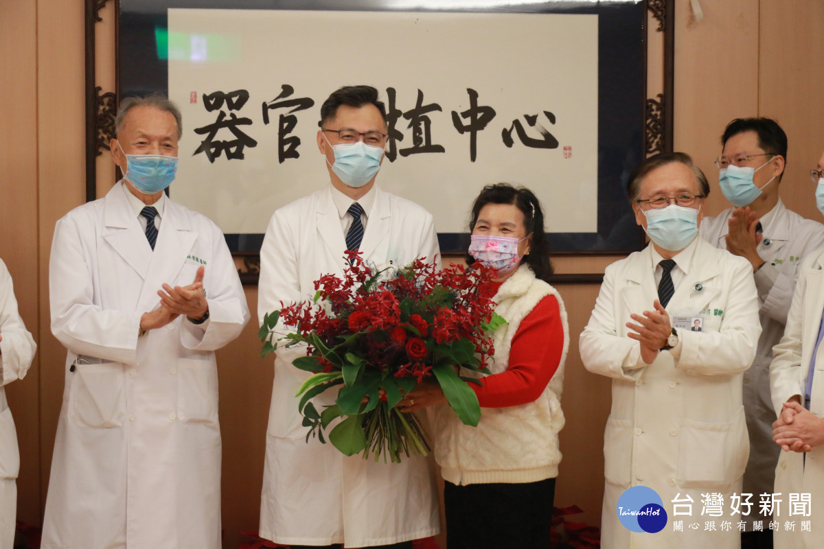 病友會會長黃阿燕(右二)代表病友獻花,感謝鄭紹彬(左二)與團隊的努力。