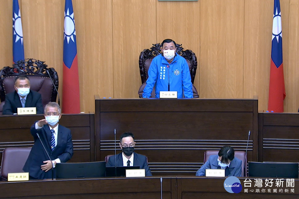 針對桃園市112年總預算案退回重編臨時動議案,議長邱奕勝裁示進行表決。