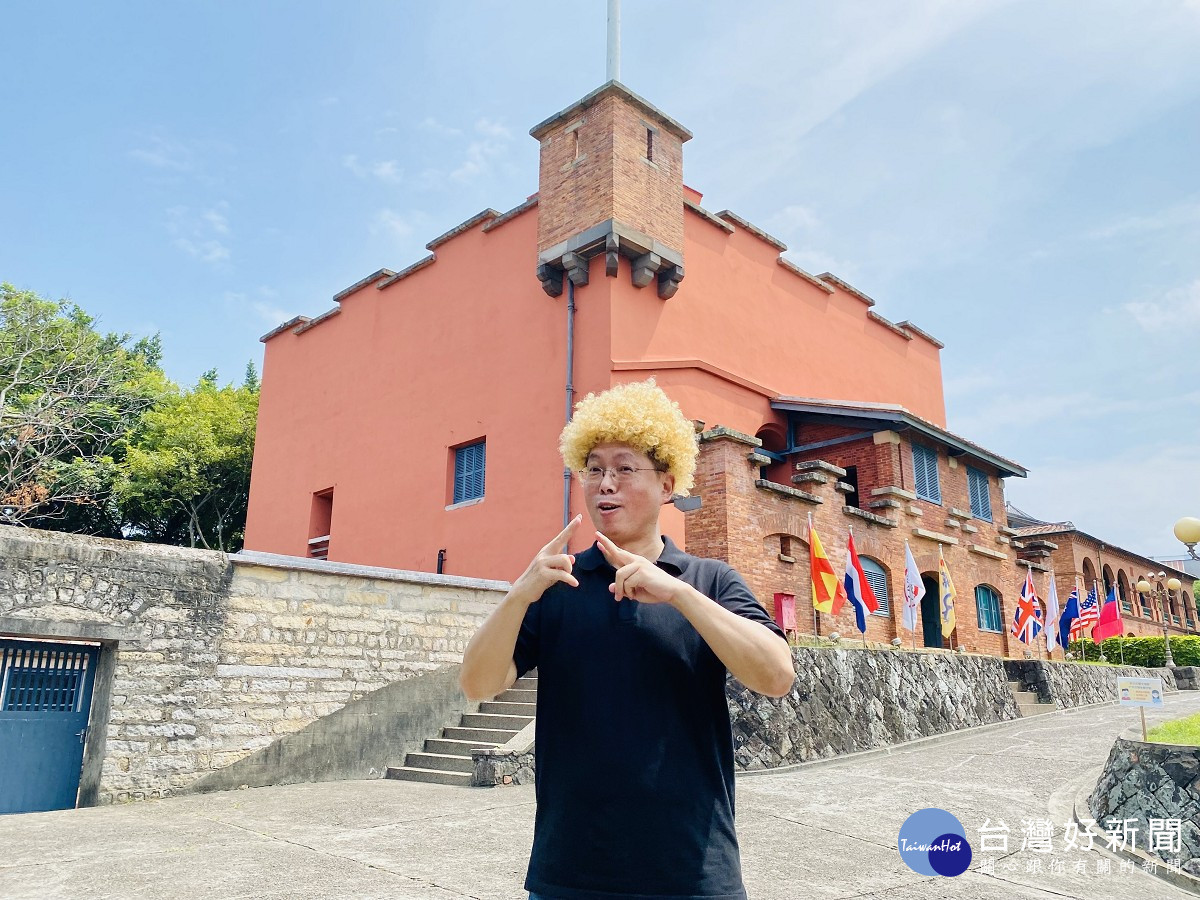 新北市立淡水古蹟博物館與神級手語翻譯員李振輝合作拍攝臺灣手語和華語的雙語影片,提升文化平權的服務