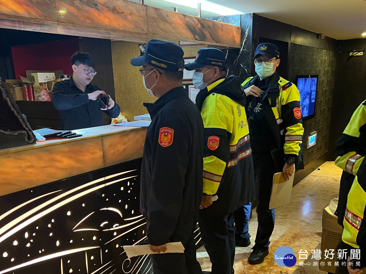 平鎮分局為淨化轄區治安、防治街頭暴力,針對轄內酒店、卡拉OK及其他治安場所執行擴大臨檢。<br /><br /> <br /><br />